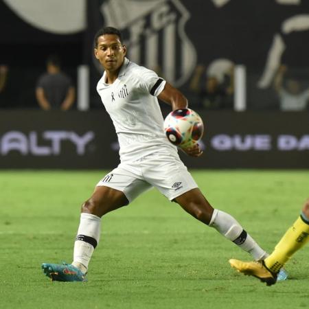 João Lucas, do Santos, durante jogo contra o Mirassol