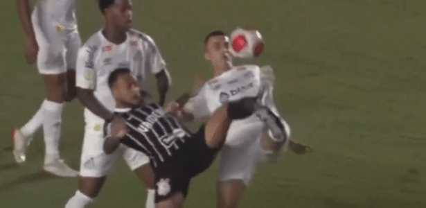 Ex-árbitros discordam sobre penalidade em clássico do Corinthians - Profissionais analisam lance.