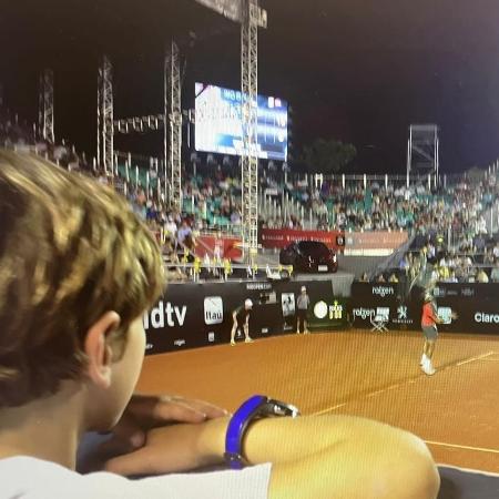 João Fonseca, no Rio Open de 2014, assistindo a uma partida de Rafael Nadal