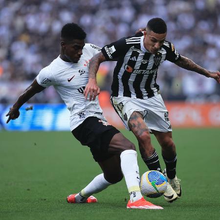 Félix Torres, do Corinthians, e Arana, do Atlético-MG, em ação no jogo do Brasileirão - Ettore Chiereguini/Agif