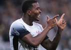Cacá vira zagueiro artilheiro e ajuda o Corinthians com gols decisivos