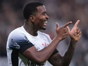 Cacá vira zagueiro artilheiro e ajuda o Corinthians com gols decisivos
