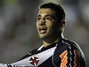 Ex-meia Diego Souza vê futebol 'corrompido' e detona juiz de jogo do Vasco