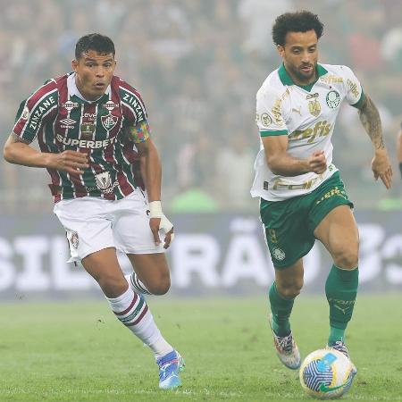 Felipe Anderson tenta fugir da marcação de Thiago Silva na partida entre Fluminense e Palmeiras