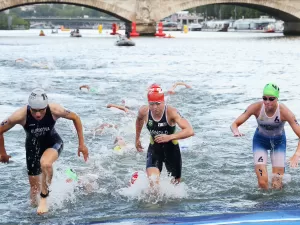 Atletas correm risco por nadar no Sena; sintomas podem demorar até 30 dias