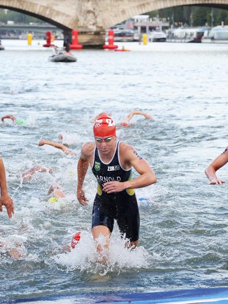 Djenyfer Arnold (centro), brasileira na prova do triatlo feminino das Olimpíadas de Paris 2024