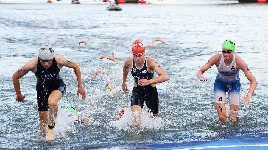 Djenyfer Arnold (centro), brasileira na prova do triatlo feminino das Olimpíadas de Paris 2024