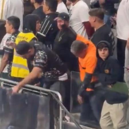 Torcedores do Corinthians simulam nado durante jogo contra o Grêmio, pela Copa do Brasil