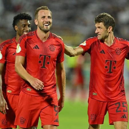 Harry Kane e Thomas Müller comemoram gol do Bayern de Munique diante do Ulm, na Copa da Alemanha