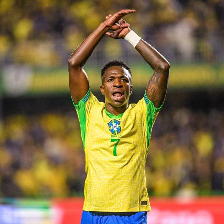 Vini Jr, do Brasil, aplaude durante jogo contra o Equador, válido pelas Eliminatórias - Andre Ricardo/Eurasia Sport Images/Getty Images