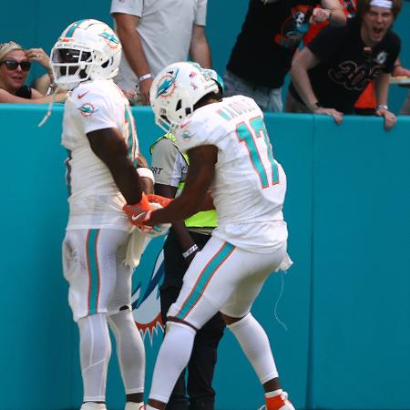 Tyreek Hill, do Miami Dolphins, comemora touchdown simulando estar sendo algemado