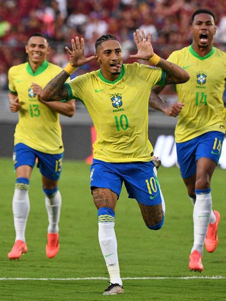 Raphinha comemora gol em Venezuela x Brasil, partida das Eliminatórias