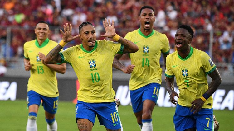 Raphinha comemora gol em Venezuela x Brasil, partida das Eliminatórias