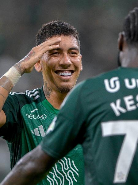 Roberto Firmino e Kessie, do Al-Ahli - Khalid Alhaj/MB Media/Getty Images