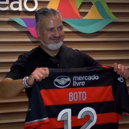 Português desembarcou no Aeroporto do Galeão e posou com uma camisa do clube