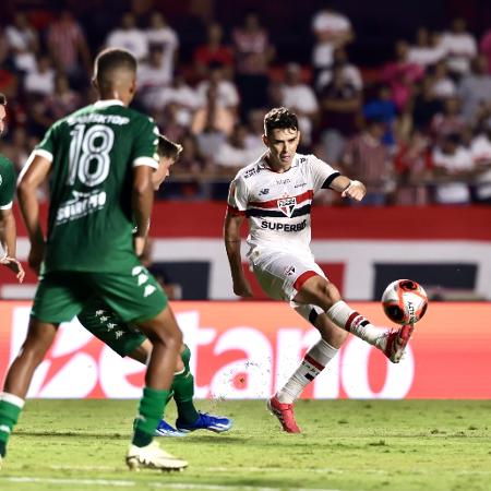 Oscar em ação durante jogo entre São Paulo e Guarani pelo Paulistão