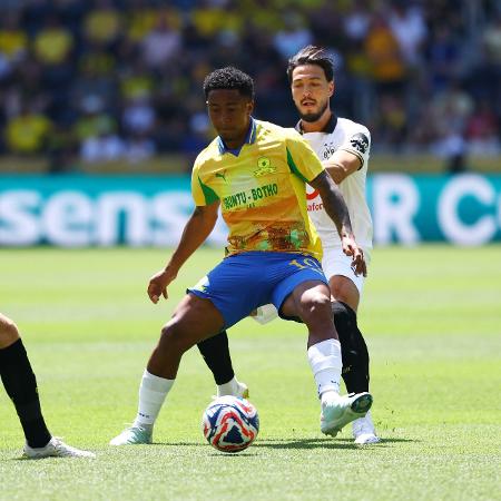 Lucas Ribeiro, do Mamelodi Sundowns, em ação no jogo contra o Borussia Dortmund, pelo Mundial Lucas Ribeiro, do Mamelodi Sundowns, em ação no jogo contra o Borussia Dortmund, pelo Mundial