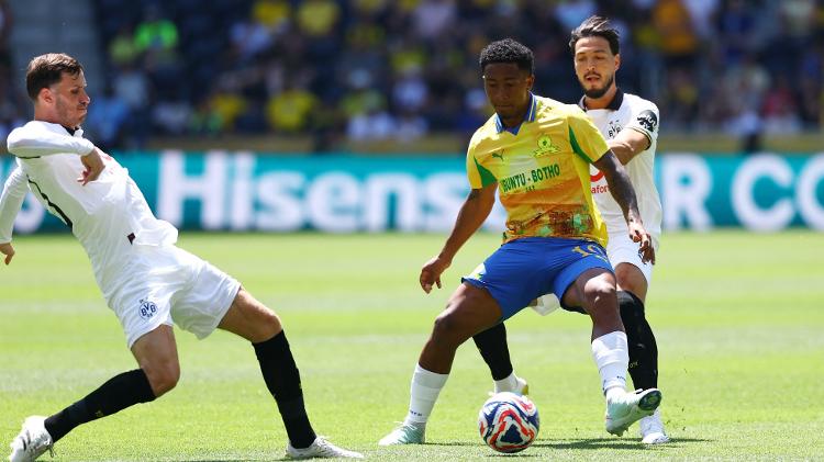 Lucas Ribeiro, do MAmelodi Sundowns, em ação no jogo contra o Borussia Dortmund, pelo Mundial Lucas Ribeiro, do MAmelodi Sundowns, em ação no jogo contra o Borussia Dortmund, pelo Mundial