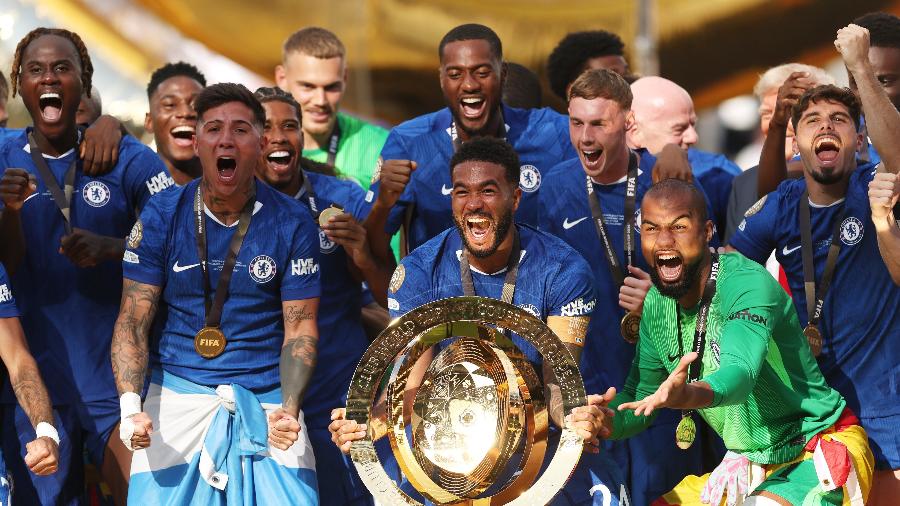 Jogadores do Chelsea levantam troféu do Mundial de Clubes após amasso sobre os franceses