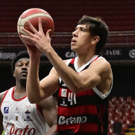 Negrete, do Flamengo, em ação durante jogo do NBB Negrete, do Flamengo, em ação durante jogo do NBB