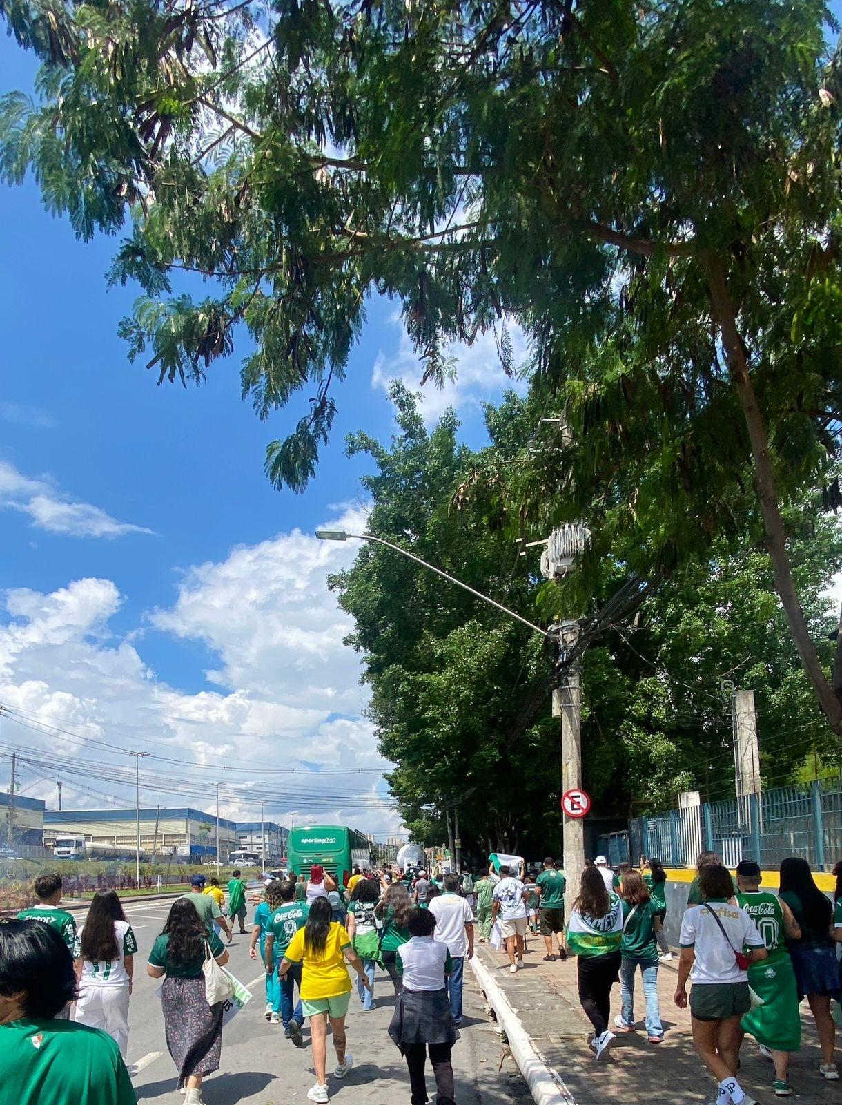 Torcedores acompanham ônibus do Palmeiras feminino na final da Supercopa - undefined