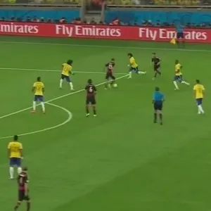 A Alemanha dominou completamente o jogo e a reação do Brasil foi uma só: recuar como dava. A imagem mostra nove dos dez jogadores de linha em um espaço exíguo entre a pequena área e a intermediária defensiva. Mesmo assim, a desorganização dava brechas na marcação e o 6 a 0 só não veio no primeiro tempo porque os rivais desperdiçaram boas chances. - Reprodução
