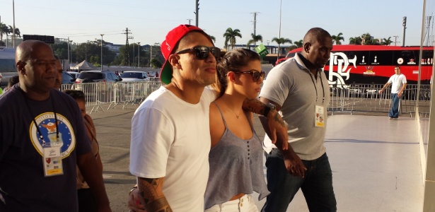 Ao lado da namorada e de seguranças, Paolo Guerrero entra no Maracanã - Vinicius Castro/UOL