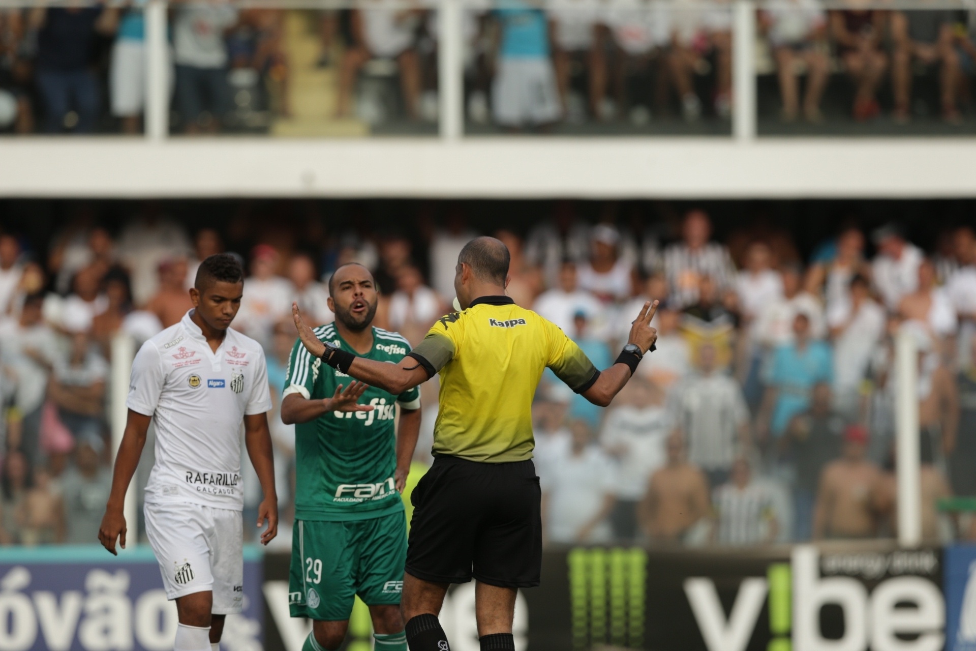 Alecsandro reclama com juiz durante o clássico contra o Santos, pelo Campeonato Paulista - Danilo Verpa/Folhapress