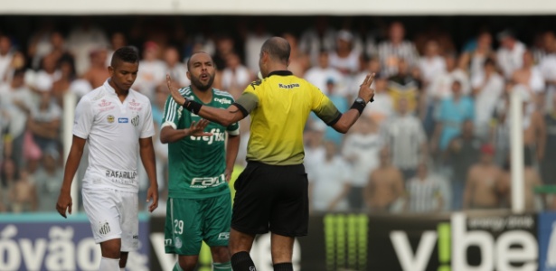 Reclamações acintosas de jogadores deverão ser coibidas pela arbitragem, diz CBF - Danilo Verpa/Folhapress