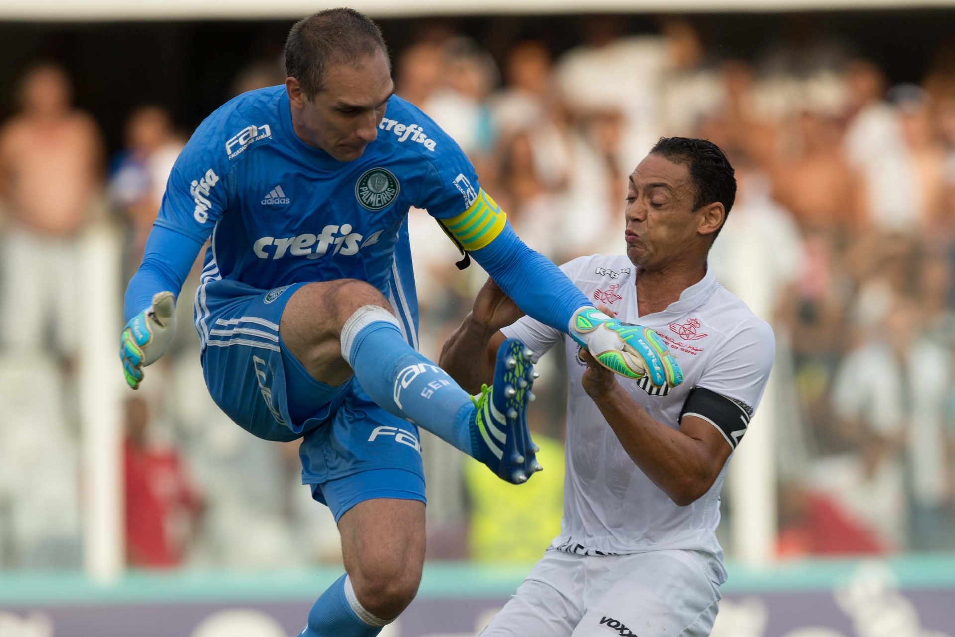 Fernando Prass afasta o perigo do gol do Palmeiras em chegada de Ricardo Oliveira na semifinal do Paulistão - Danilo Verpa/Folhapress