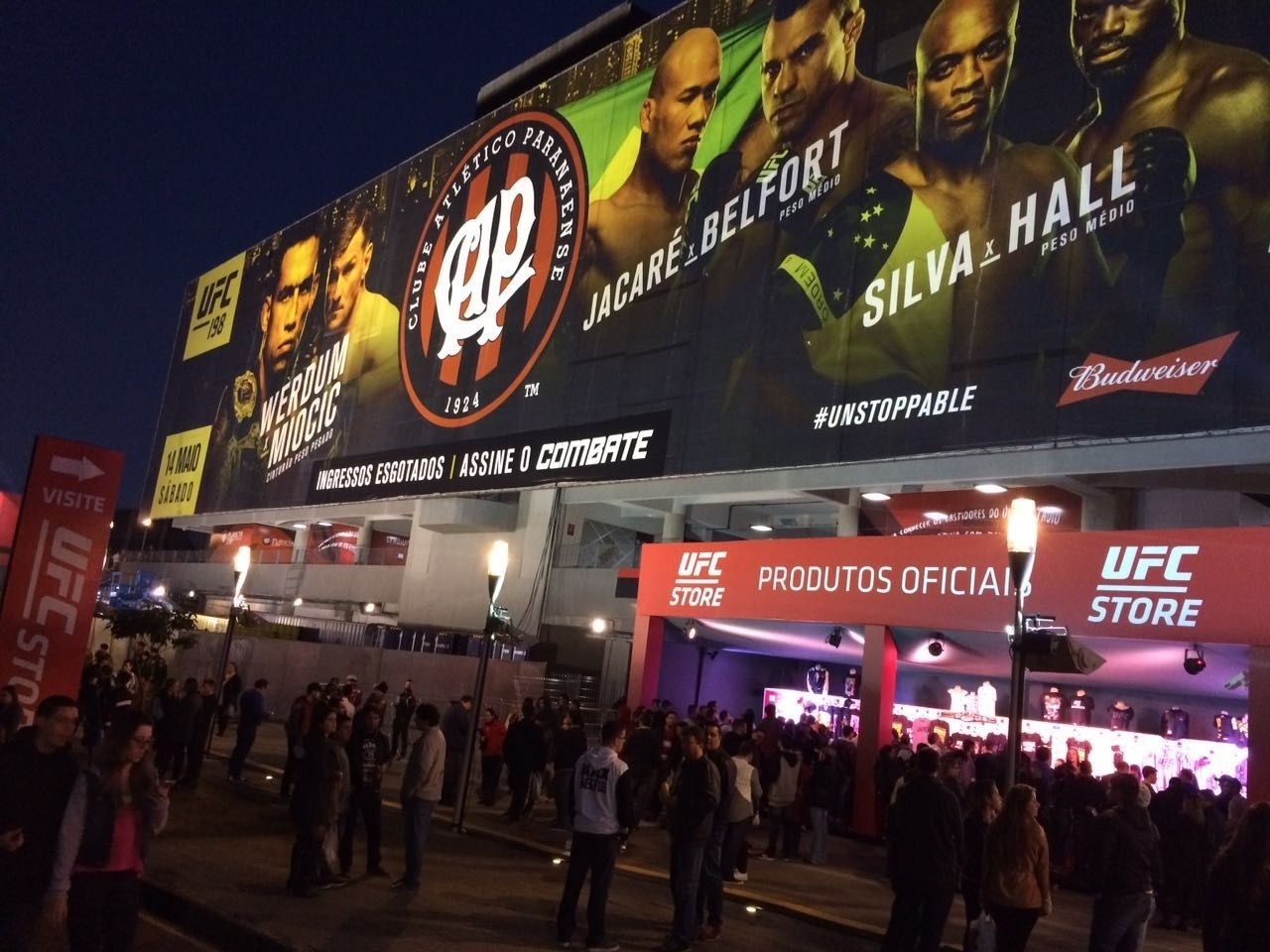 Arena da Baixada começa a receber os primeiros espectadores do UFC 198 - Jorge Corrêa/UOL Esporte