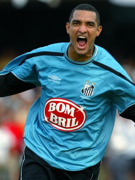 Fabio Costa festeja vitória do Santos sobre o Corinthians na final do Brasileiro de 2002