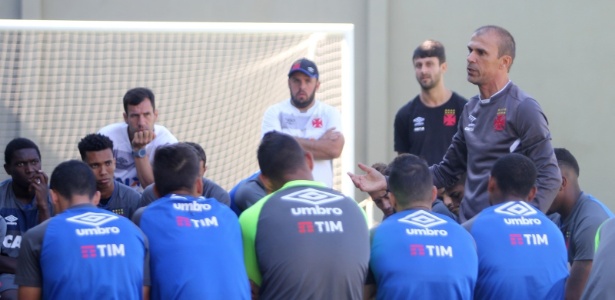 Milton em conversa com jogadores: elenco tem se incomodado com atitudes do técnico - Paulo Fernandes /Flickr do Vasco