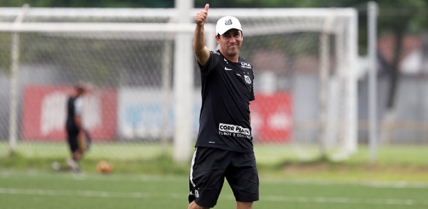 Técnico Luciano Santos, da equipe sub-17, foi responsável por revelar a nova safra de Meninos da Vila - Divulgação/SantosFC