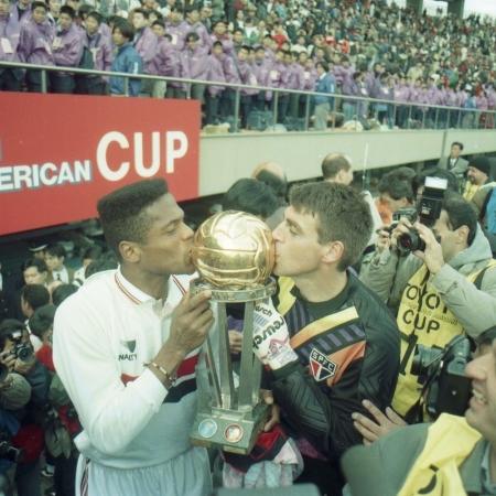Ronaldão e Zetti beijam a taça do Mundial de 1993, conquistado pelo São Paulo