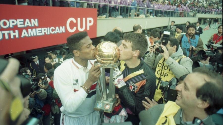 Ronaldão e Zetti beijam a taça do Mundial de 1993, conquistado pelo São Paulo - Jorge Araújo/Folhapress
