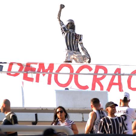 Corinthians expõe estátua de Sócrates e resgata faixa pró-democracia de 1983 - Alan Morici/AGIF