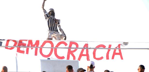 Corinthians expõe estátua de Sócrates e resgata faixa pró-Democracia de 1983 - Alan Morici/AGIF