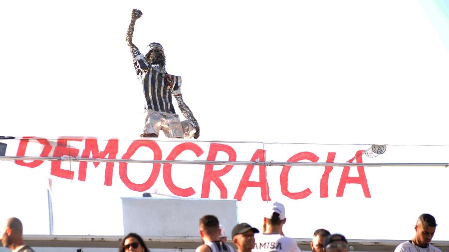 Corinthians expõe estátua de Sócrates e resgata faixa pró-democracia de 1983 - Alan Morici/AGIF