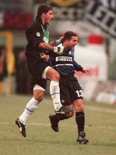 Zé Elias com o goleiro Gianluca Pagliuca na Inter de Milão - Matthew Ashton/EMPICS via Getty Images