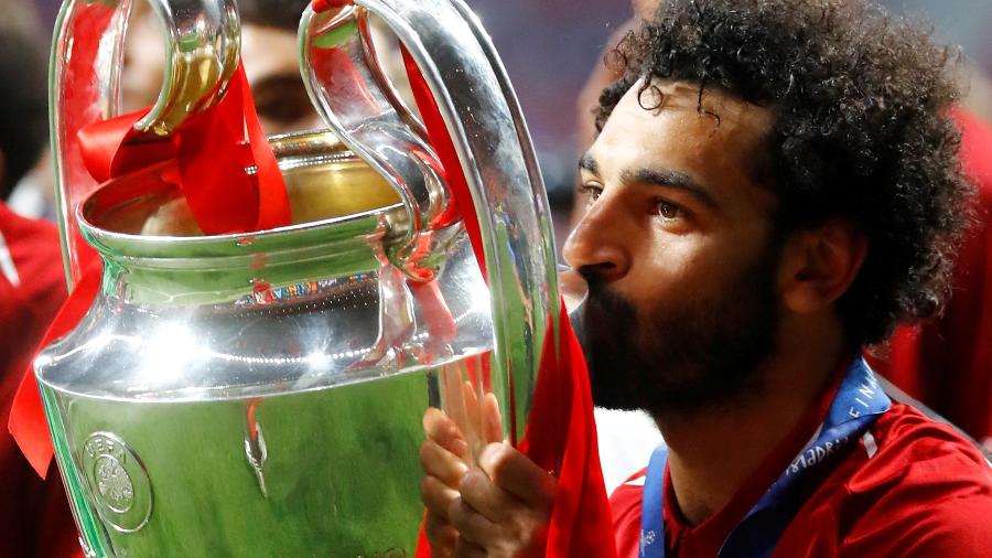 Mohamed Salah beija a taça da Liga dos Campeões  - Kai Pfaffenbach/Reuters