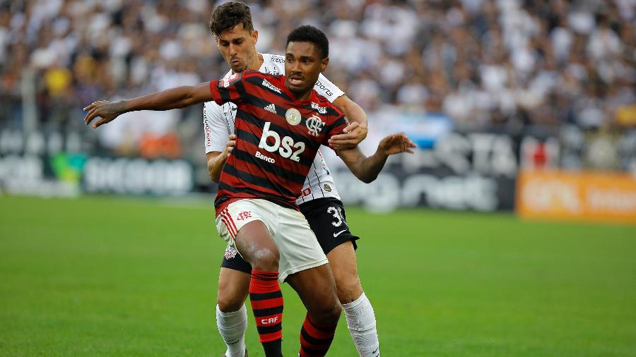 Vitinho sofreu duas lesões no joelho na partida contra o Corinthians e terá que passar por cirurgia - Daniel Vorley/AGIF