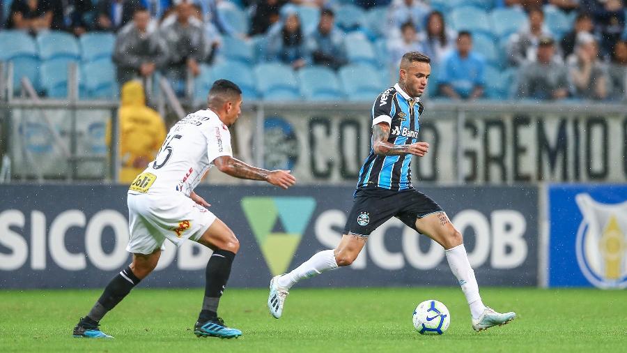 Luan tenta jogada durante duelo Grêmio e Corinthians, na Arena do Grêmio - Lucas Uebel/Grêmio FBPA