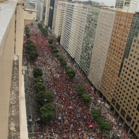 Torcedores se aglomeram na avenida Presidente Vargas, no centro do Rio de Janeiro, para acompanhar o desfile do Flamengo, campeão da Copa Libertadores da América 2019 - FAUSTO MAIA/AGÊNCIA O DIA/ESTADÃO CONTEÚDO