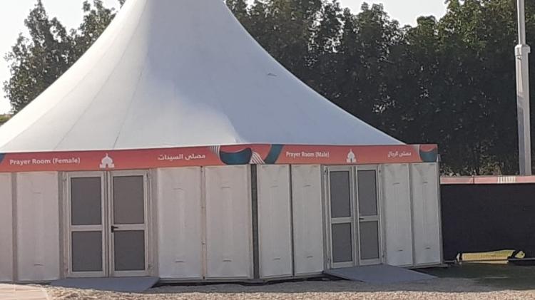 Tendas para ora&ccedil;&otilde;es de homens e mulheres na Fan Zone - Leo Burl&aacute; / UOL