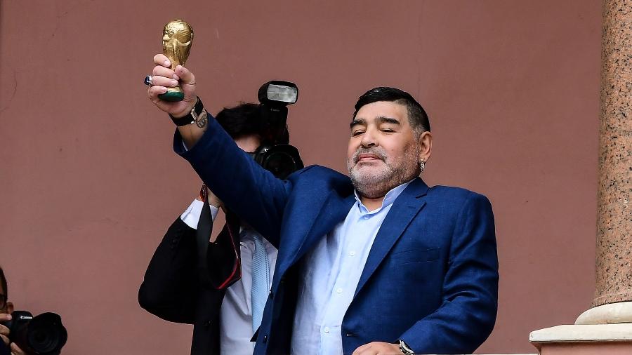 Maradona exibiu réplica em miniatura da taça da Copa do Mundo na Casa Rosada, em Buenos Aires - RONALDO SCHEMIDT / AFP