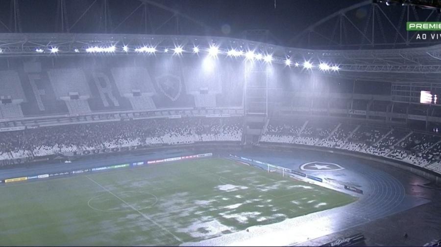 Gramado do estádio Nilton Santos fica encharcado após forte chuva no Rio e jogo do Botafogo é paralisado - Reprodução