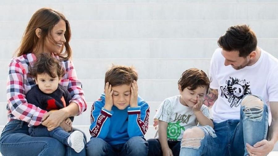 Lionel Messi ao lado da mulher, Antonella, e dos três filhos - reprodução/Facebook/Lionel Messi
