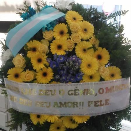 Coroa de flores enviada por Pelé para o enterro de Diego Maradona - Divulgação 