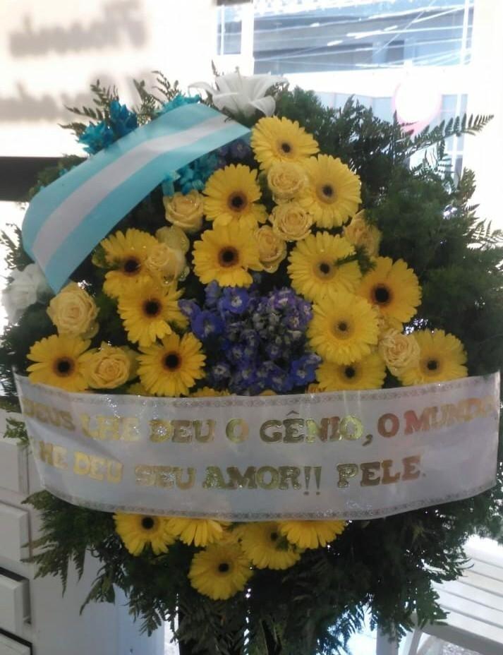 Pele Envia Coroa De Flores Para Enterro De Maradona